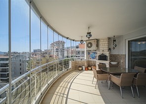 Затишна квартира 2 + 1 в житловому комплексі з інфраструктурою в районі Джікджіллі