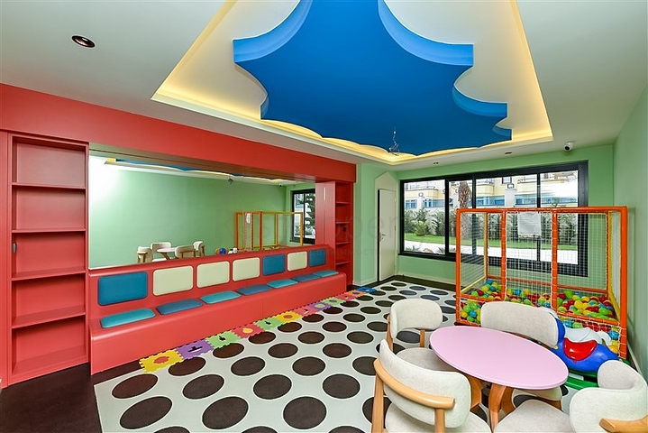 Простора квартира 2 + 1 в новому комплексі з видом на море в центрі Аланії