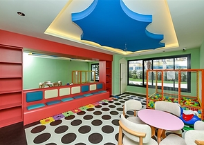 Простора квартира 2 + 1 в новому комплексі з видом на море в центрі Аланії