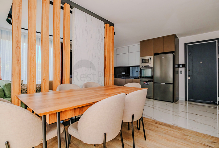 Сучасна квартира з садом біля моря в мальовничому районі