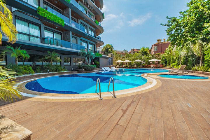 Сучасна квартира з садом біля моря в мальовничому районі