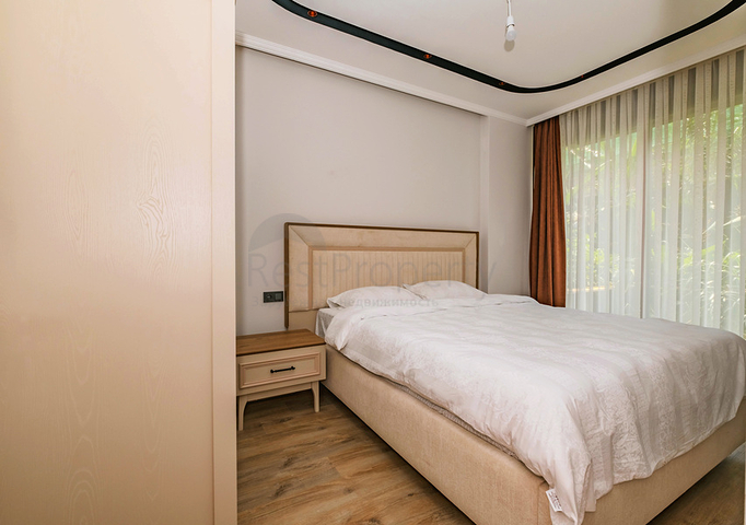 Сучасна квартира з садом біля моря в мальовничому районі