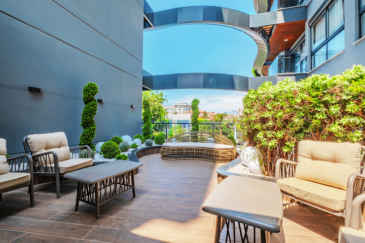 Сучасна квартира з садом біля моря в мальовничому районі