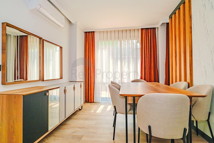 Сучасна квартира з садом біля моря в мальовничому районі