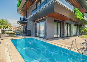 Сучасна квартира з садом біля моря в мальовничому районі