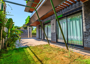 Сучасна квартира з садом біля моря в мальовничому районі