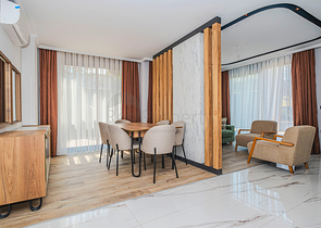 Сучасна квартира з садом біля моря в мальовничому районі