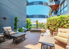 Сучасна квартира з садом біля моря в мальовничому районі