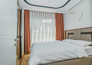 Сучасна квартира з садом біля моря в мальовничому районі