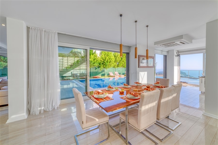 Простора вілла з панорамним видом на море в центральній частині Аланії