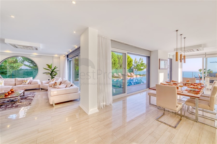 Простора вілла з панорамним видом на море в центральній частині Аланії