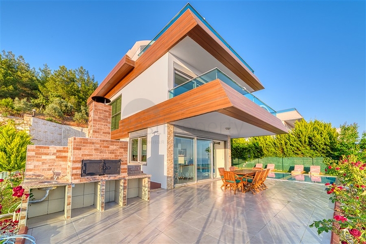 Простора вілла з панорамним видом на море в центральній частині Аланії