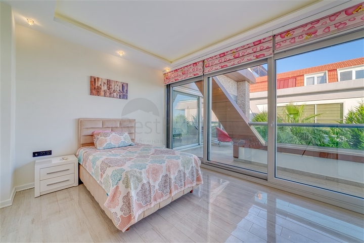 Простора вілла з панорамним видом на море в центральній частині Аланії