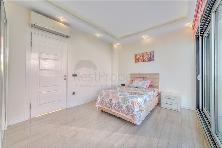 Простора вілла з панорамним видом на море в центральній частині Аланії