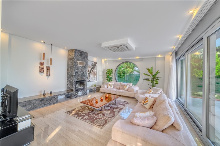 Простора вілла з панорамним видом на море в центральній частині Аланії