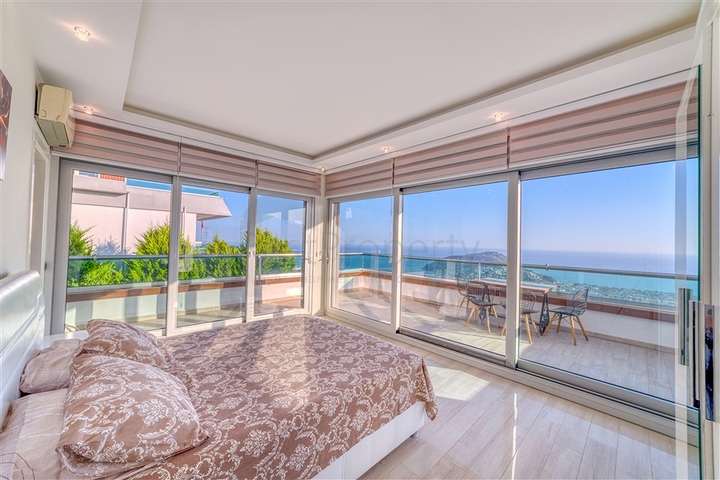 Простора вілла з панорамним видом на море в центральній частині Аланії