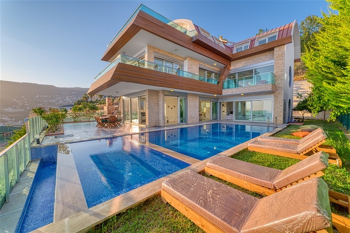 Простора вілла з панорамним видом на море в центральній частині Аланії