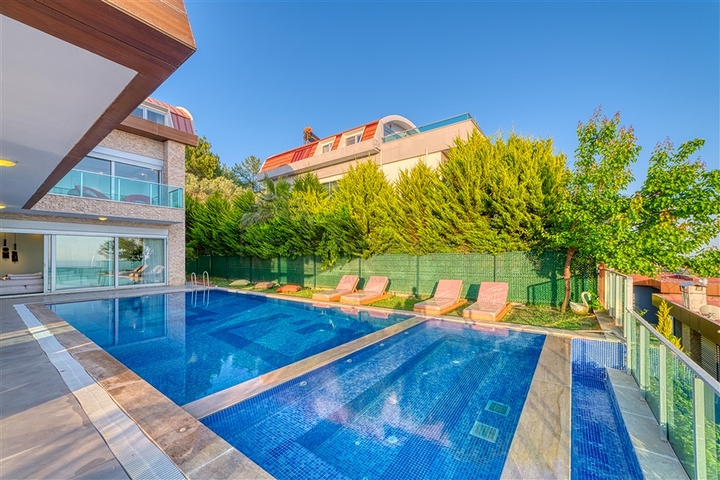 Простора вілла з панорамним видом на море в центральній частині Аланії