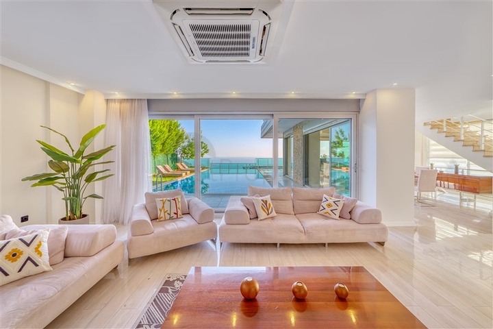 Простора вілла з панорамним видом на море в центральній частині Аланії