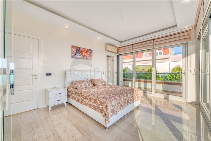 Простора вілла з панорамним видом на море в центральній частині Аланії