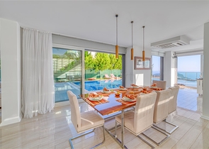 Простора вілла з панорамним видом на море в центральній частині Аланії