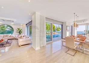 Простора вілла з панорамним видом на море в центральній частині Аланії