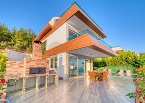 Простора вілла з панорамним видом на море в центральній частині Аланії