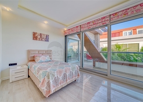 Простора вілла з панорамним видом на море в центральній частині Аланії