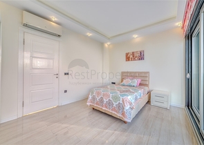 Простора вілла з панорамним видом на море в центральній частині Аланії