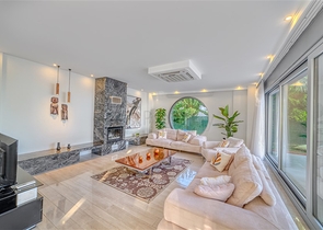 Простора вілла з панорамним видом на море в центральній частині Аланії