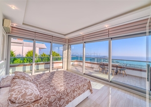 Простора вілла з панорамним видом на море в центральній частині Аланії