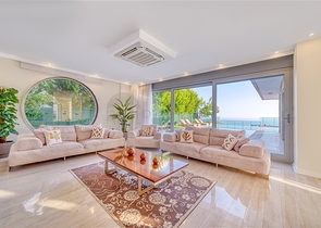 Простора вілла з панорамним видом на море в центральній частині Аланії