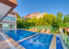 Простора вілла з панорамним видом на море в центральній частині Аланії