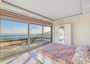 Простора вілла з панорамним видом на море в центральній частині Аланії