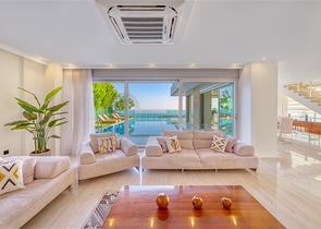 Простора вілла з панорамним видом на море в центральній частині Аланії