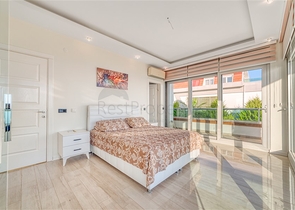 Простора вілла з панорамним видом на море в центральній частині Аланії