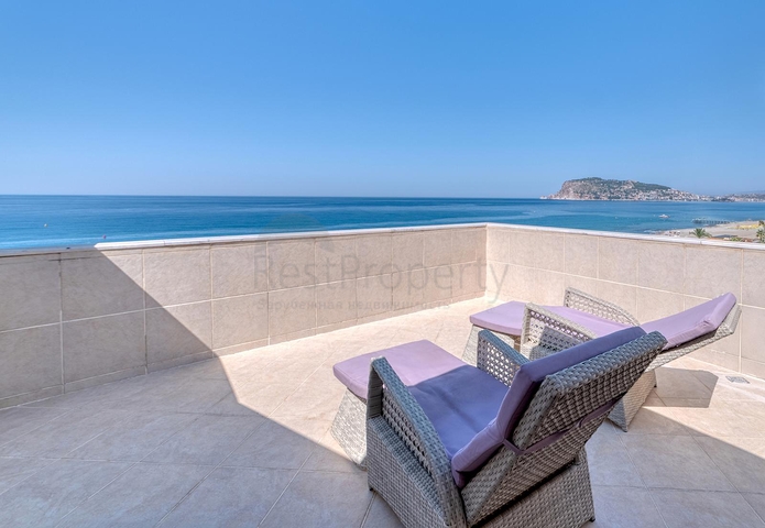 Просторий пентхаус біля моря з видом і комфортом 