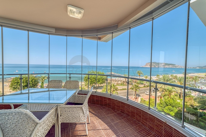 Просторий пентхаус біля моря з видом і комфортом 