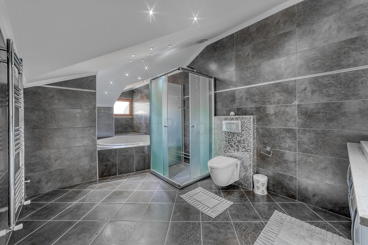 Просторий пентхаус біля моря з видом і комфортом 