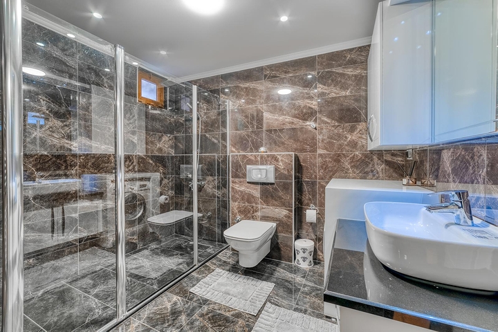 Просторий пентхаус біля моря з видом і комфортом 