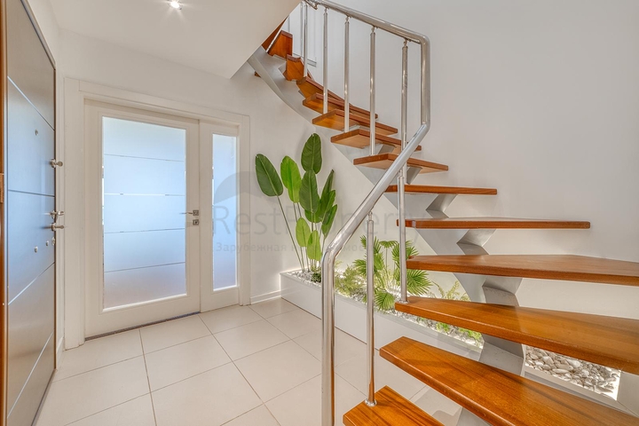 Просторий пентхаус біля моря з видом і комфортом 