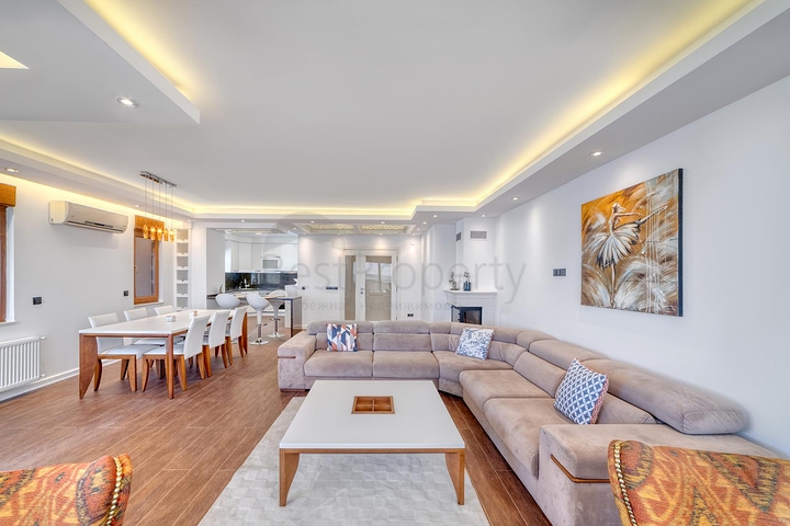 Просторий пентхаус біля моря з видом і комфортом 