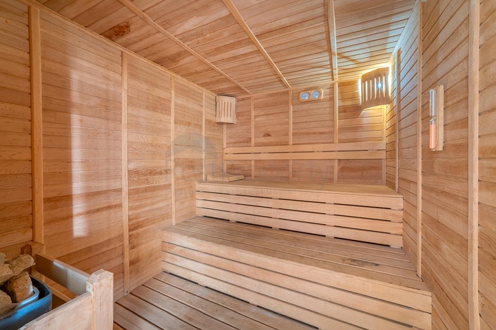 Просторий пентхаус біля моря з видом і комфортом 