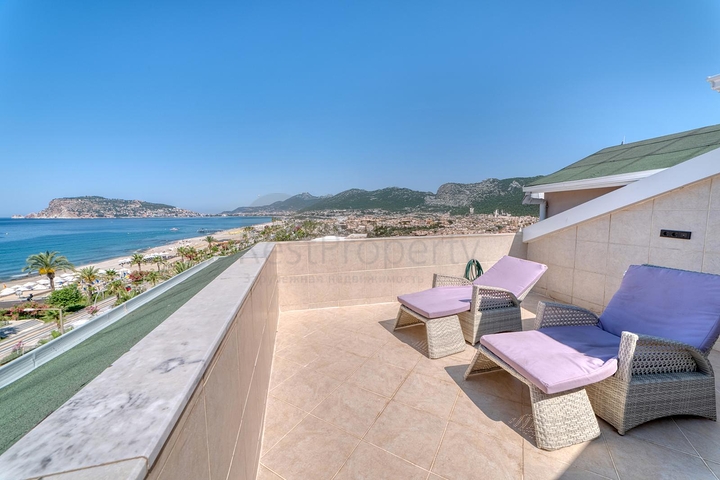 Просторий пентхаус біля моря з видом і комфортом 