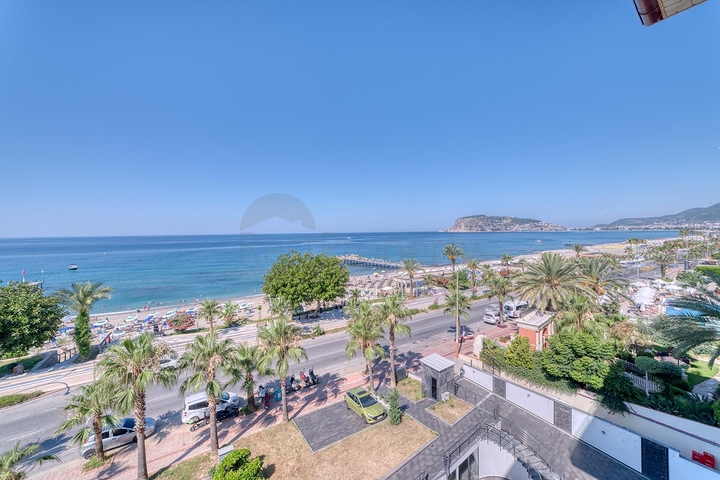 Просторий пентхаус біля моря з видом і комфортом 