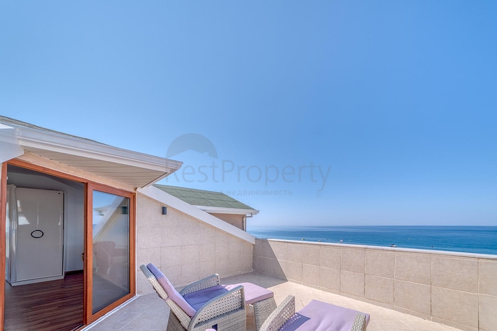 Просторий пентхаус біля моря з видом і комфортом 