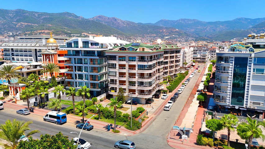 Просторий пентхаус біля моря з видом і комфортом 