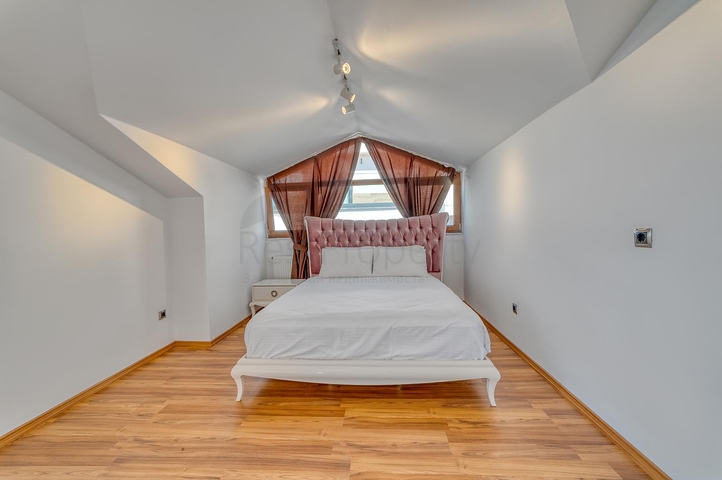 Просторий пентхаус біля моря з видом і комфортом 