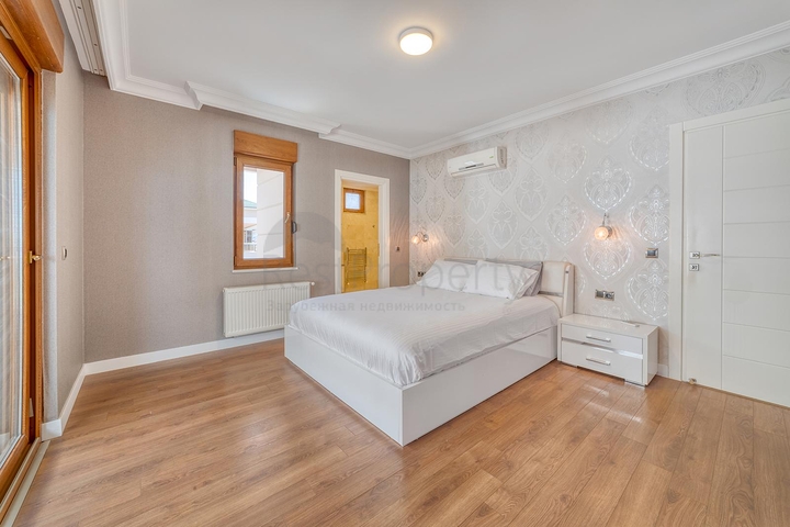 Просторий пентхаус біля моря з видом і комфортом 