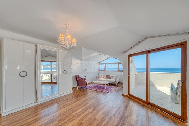 Просторий пентхаус біля моря з видом і комфортом 
